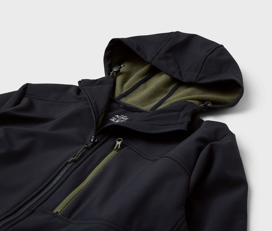 Fekete kapucnis kabát olívazöld béléssel.