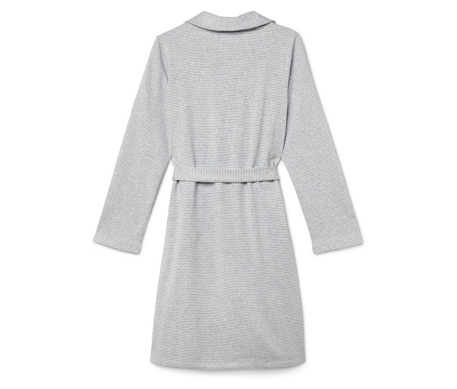 Hátulnézet egy csíkos köntösről övvel.