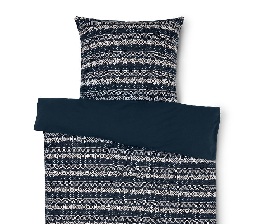 Ágynemű kék-fehér hópehely mintával és egyszínű kék huzat.