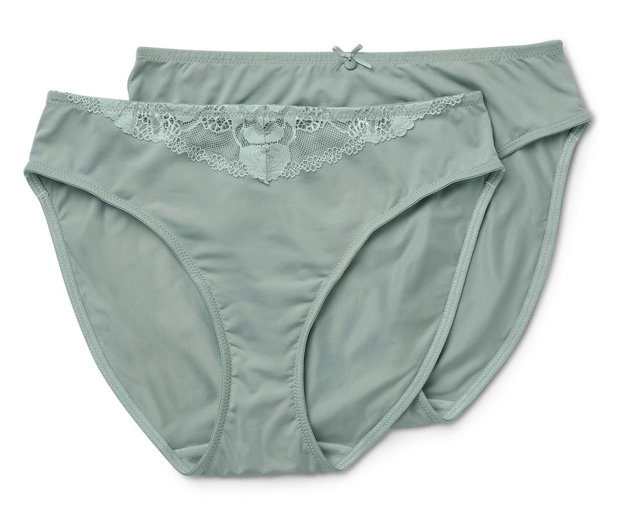 Két világoszöld alsónemű fekszik egymáson. Az egyik csipkés.