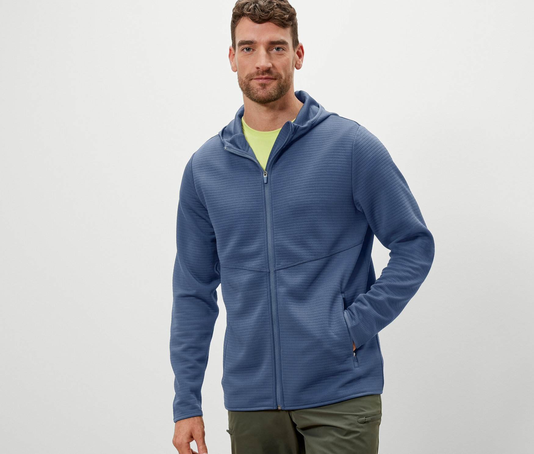 Férfi visel egy férfi funkcionális kapucnis felsőt, kék színben.