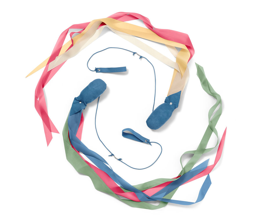 Két darab poi zsonglőrlabda színes szalagokkal fehér háttéren.