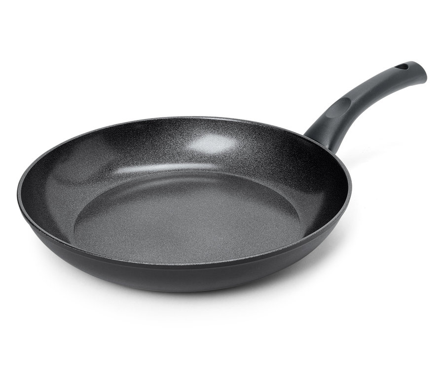 Egy fekete serpenyő fogantyúval fehér háttér előtt.