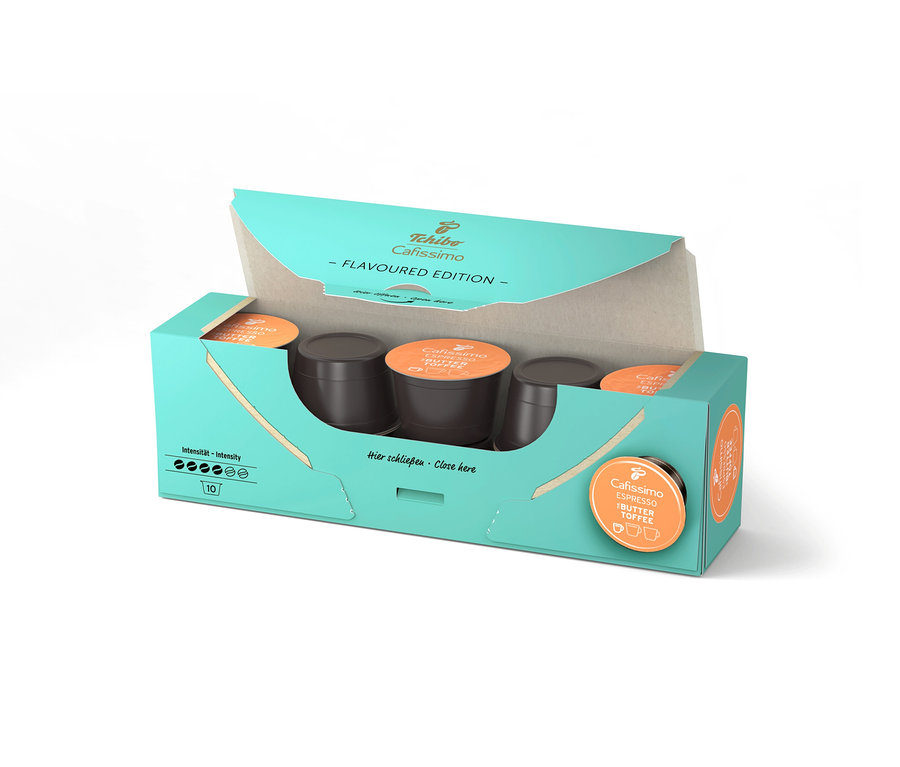 Nyitott, világoskék Cafissimo Flavoured Espresso - Buttertoffee 10 kapszulás csomag, a kapszulák barna színűek.