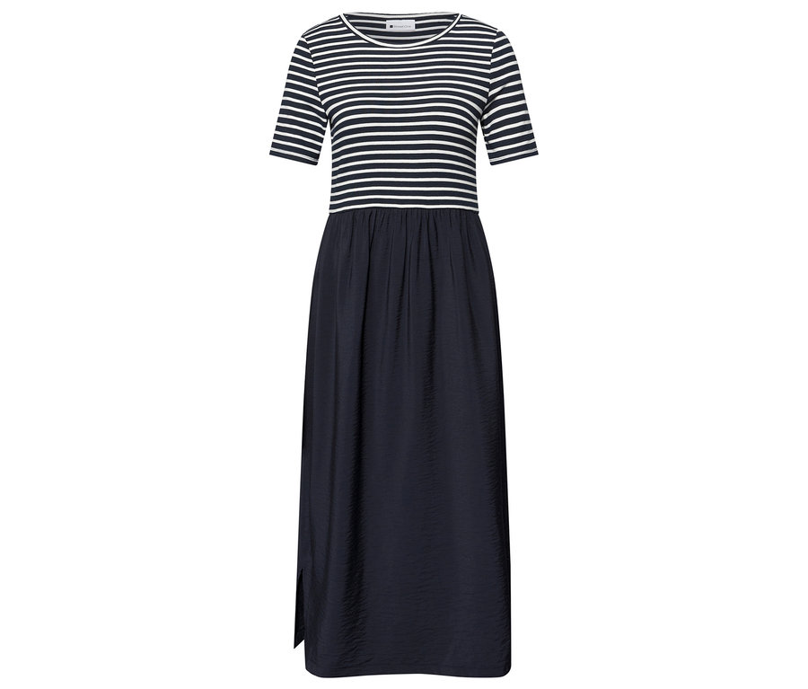 Street One ruha kék-fehér csíkos felsőrésszel és hosszú, sötét szoknyával.