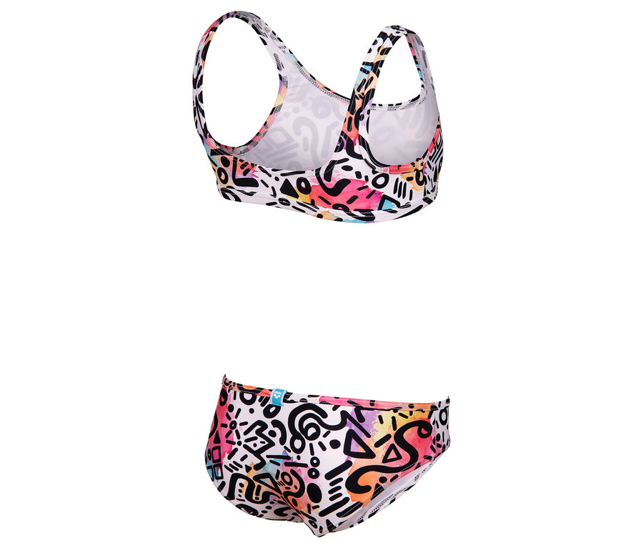 Fehér bikini színes geometriai mintákkal, amely egy felsőből és egy alsóból áll.