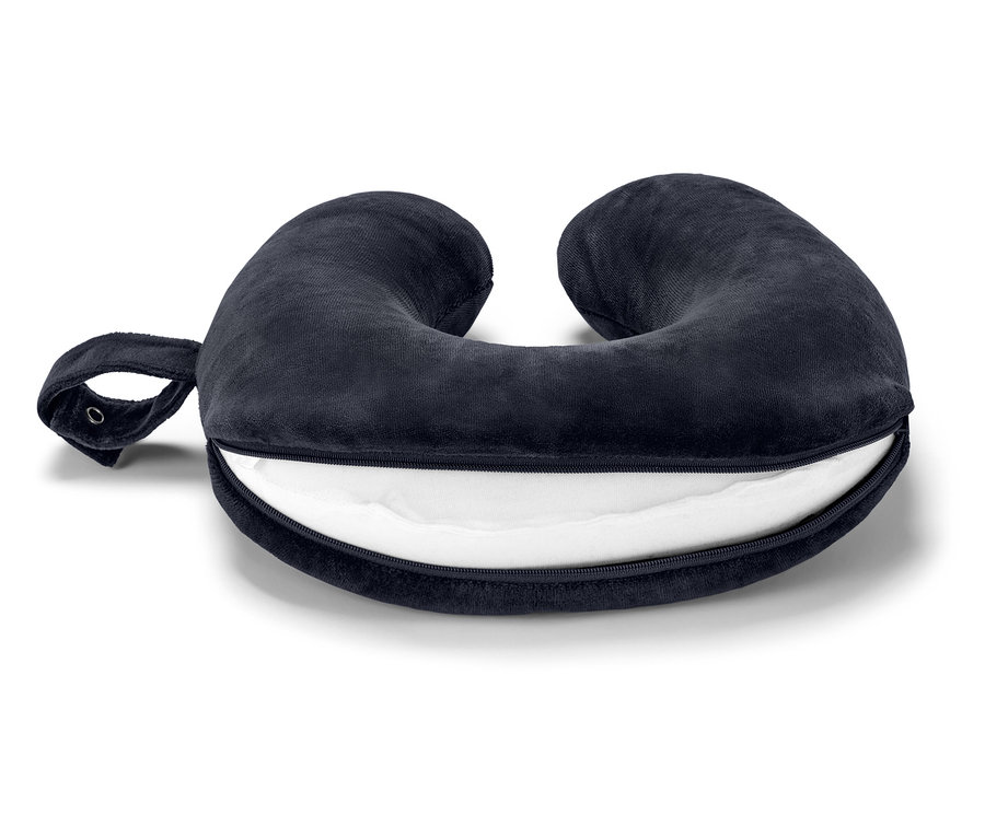 Kék színű nyakpárna fogantyúval és cipzárral fekszik egy fehér felületen.