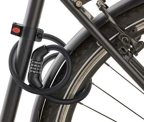 Egy fekete, számkombinációs biciklizár a bicikli vázára van tekerve.