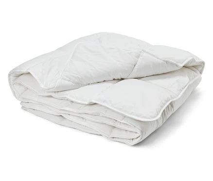 Összehajtott, fehér Steppbett Cell Solution® paplan normál és nagy méretben.