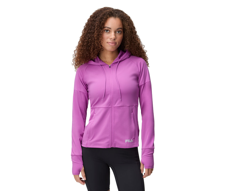 Nő lila Fila kapucnis edződzsekit és fekete leggingset visel.