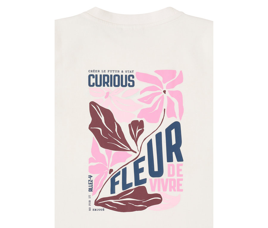 A CECIL szabadidőfelső közeli képe virágmintával, valamint a "Curious" és "Fleur de Vivre" szavakkal.