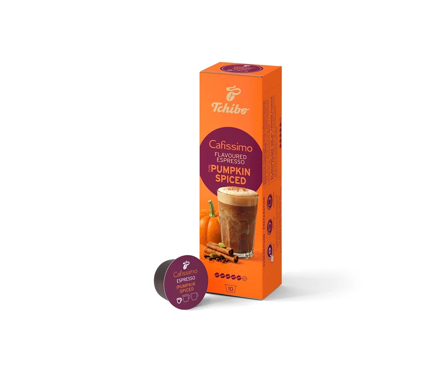 Narancssárga doboz Cafissimo Flavoured Espresso Pumpkin Spiced kávékapszula latte képpel, tökökkel és fahéjjal. Egy sötétlila kapszula fekszik előtte.