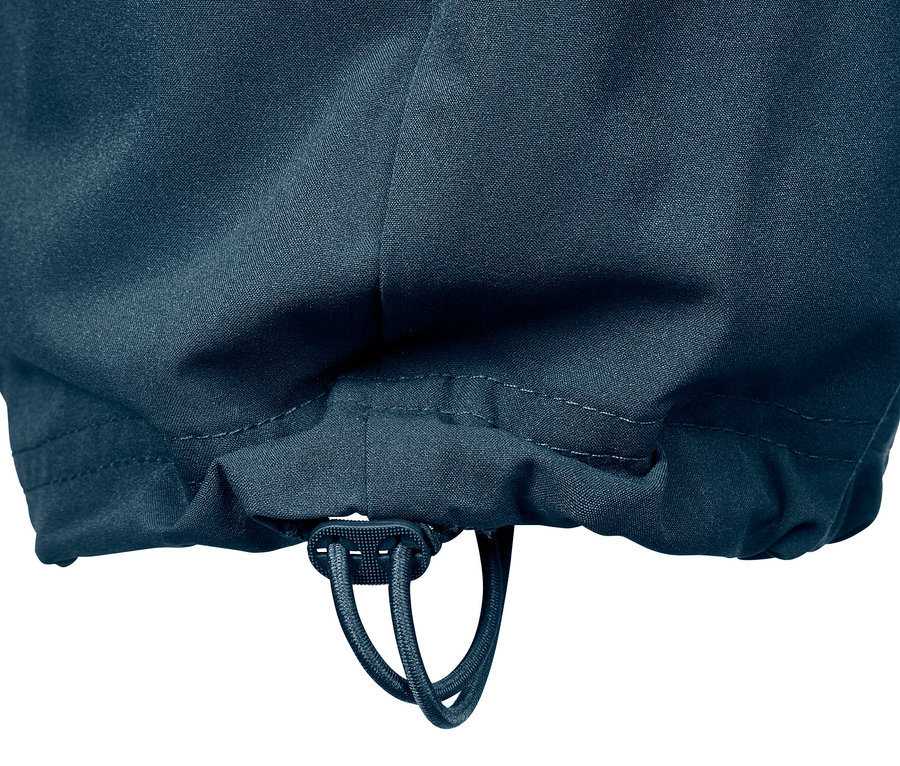Egy sötétkék női softshell nadrág részlete zsinórral.