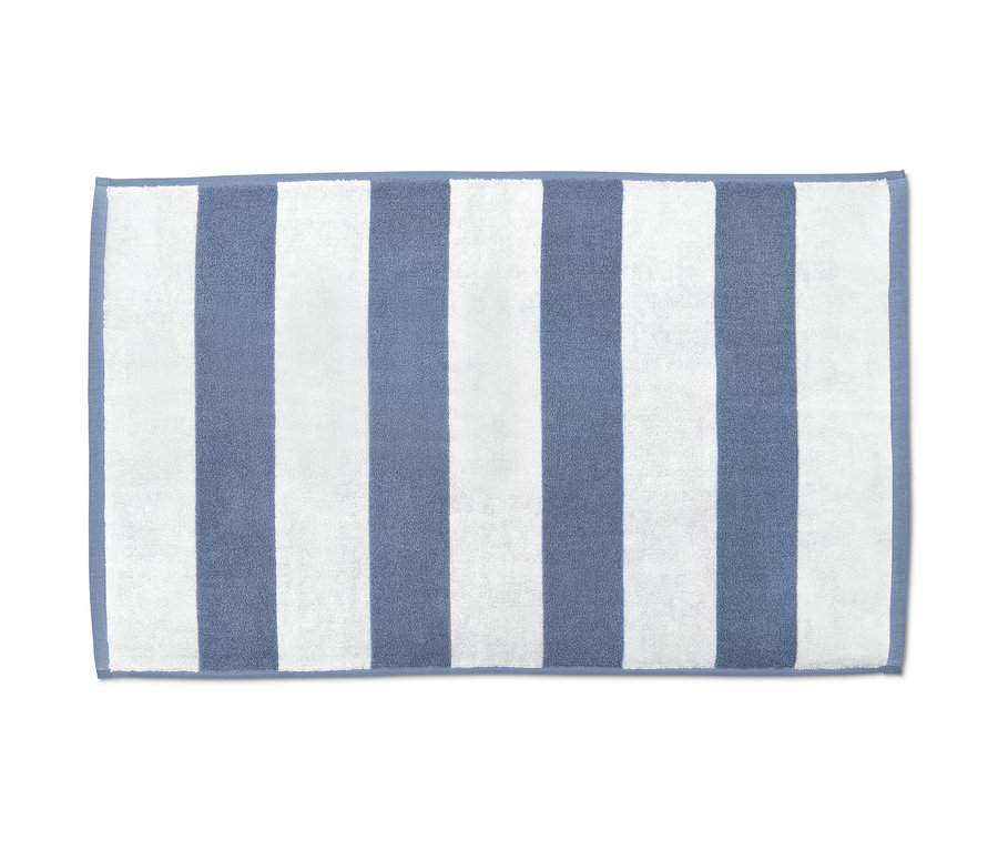 Kék-fehér csíkos fürdőszobaszőnyeg.