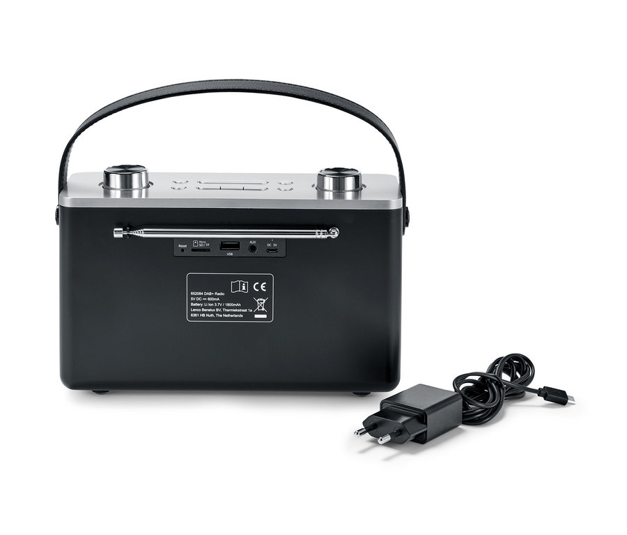 Fekete DAB+/FM rádió Bluetooth®-tal és egy hálózati adapter mellette.