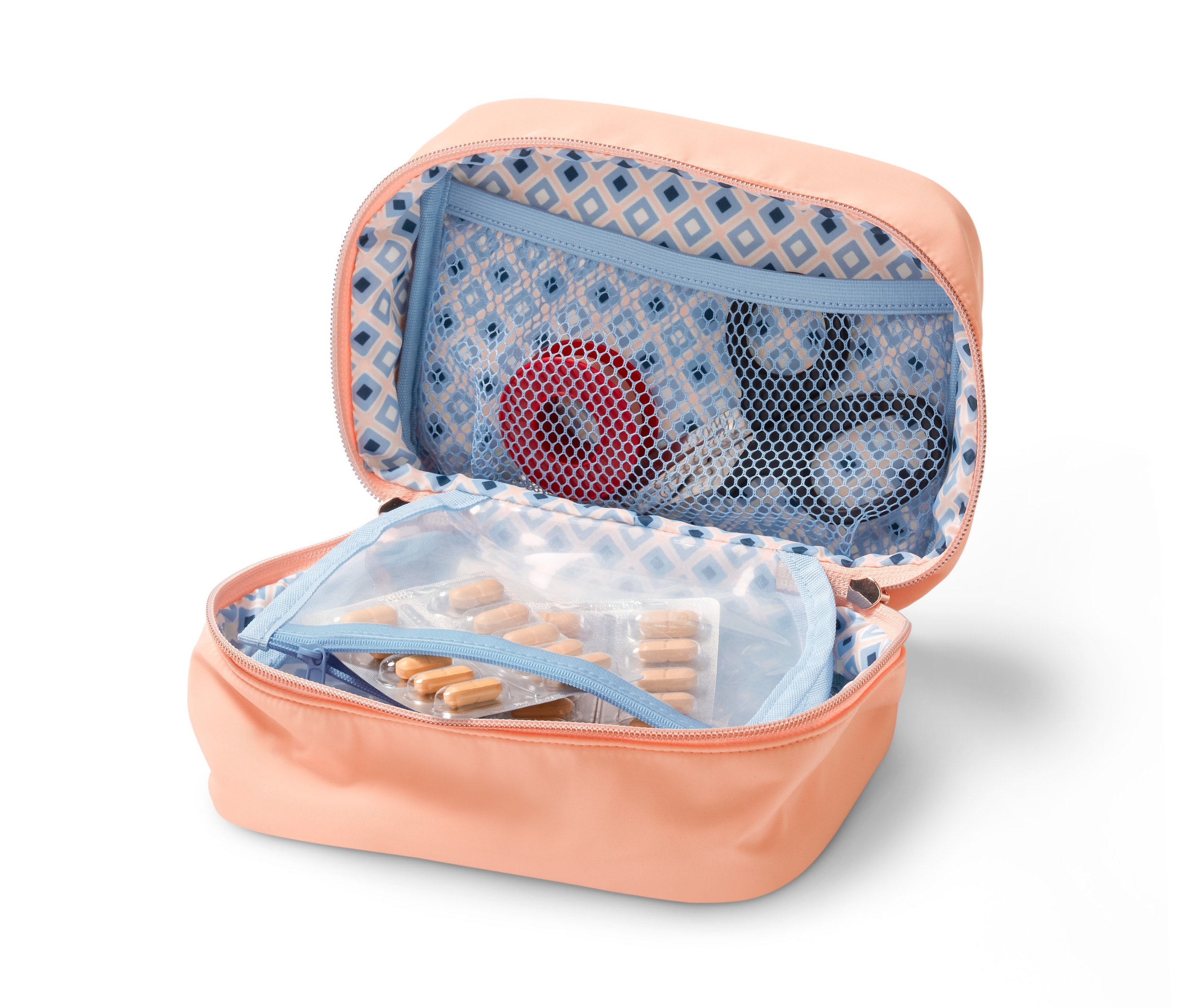 Nyitott barack színű gyógyszeres táska, benne gyógyszerekkel, ollóval és piros ragasztószalaggal.