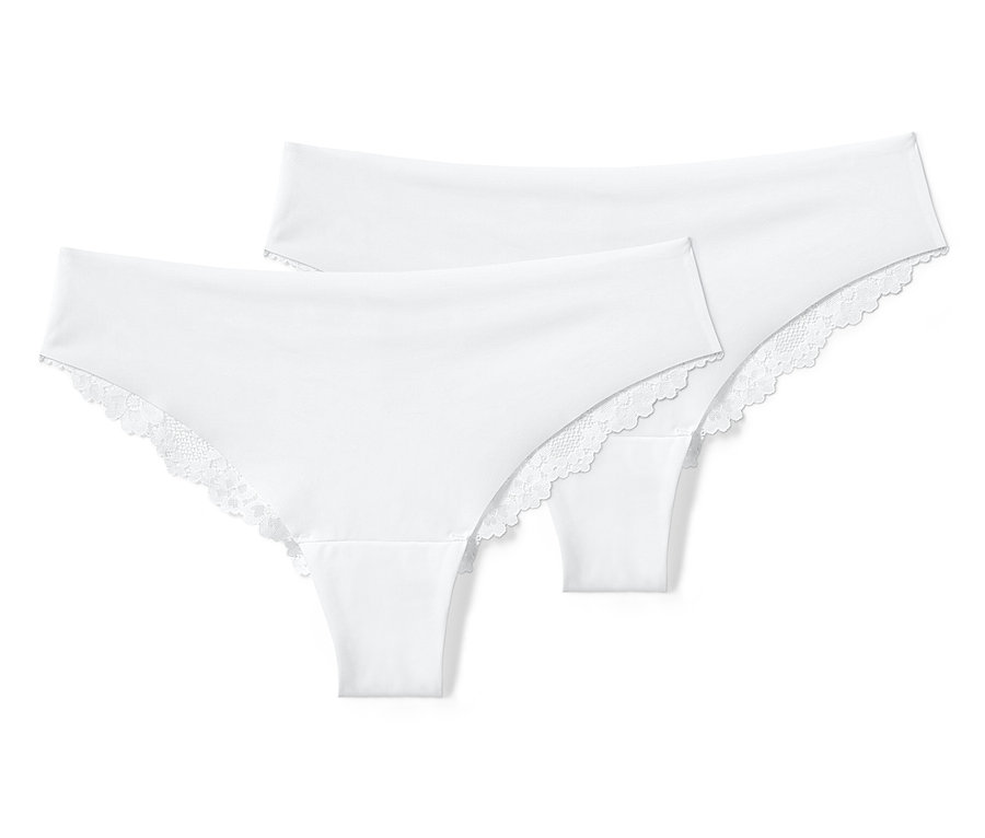 Két fehér, csipkés szélű Magic Cut brazil tanga egymáson.