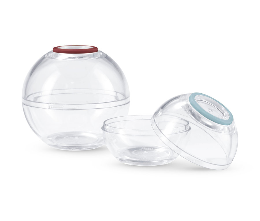 Két kerek, átlátszó frissentartó gömb színes fedőkkel.