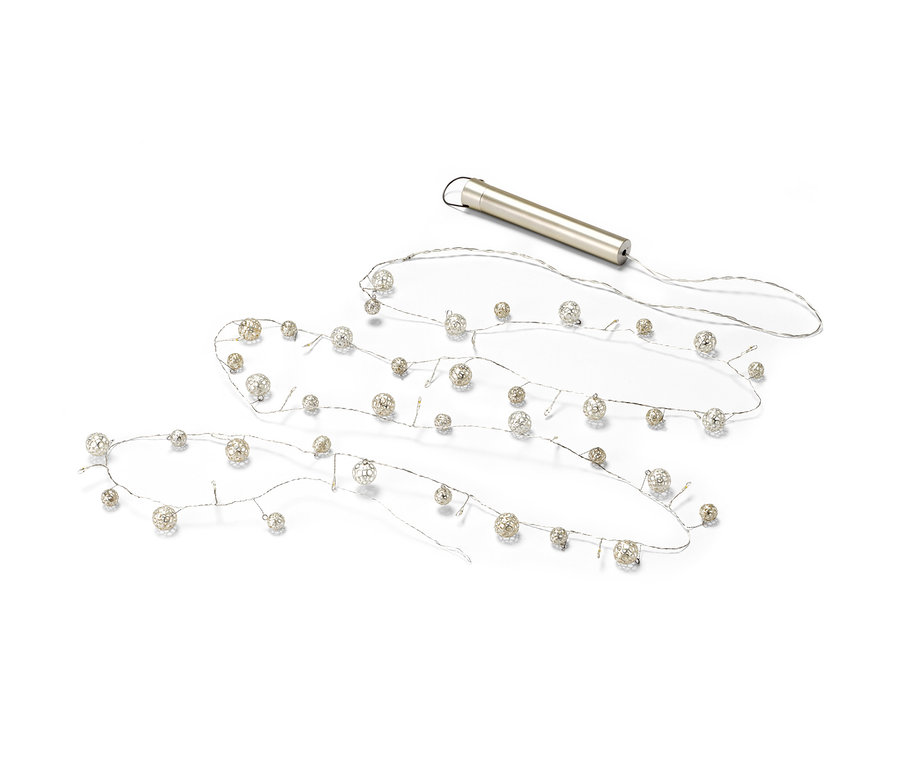 Egy LED-es égősor, 38 ezüst gömb fehér háttérrel.