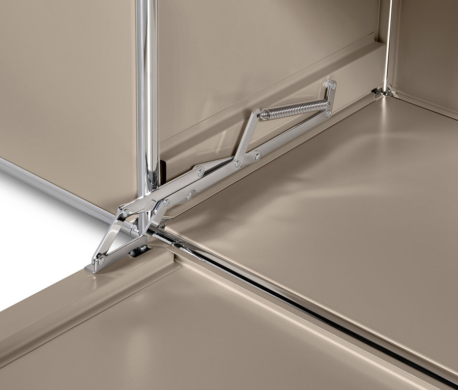 A szürkésbarna »CN3« fém komód részlete 2 lenyíló ajtóval és üvegpolcokkal.