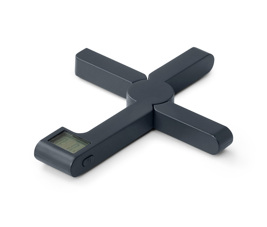 Egy sötétszürke, összecsukható konyhai mérleg fehér háttérrel.