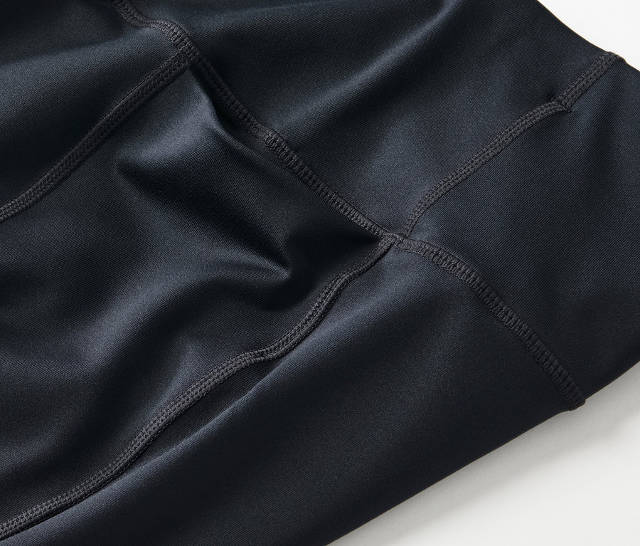 Női alakformáló bőszárú sportnadrág részlete.