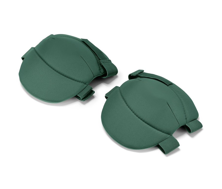 Két zöld kerti térdkímélő alátét fehér háttéren.