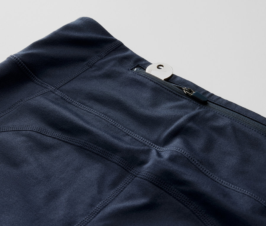 Egy női 3/4-es sportnadrág részlete, kulccsal a cipzáras zsebben.