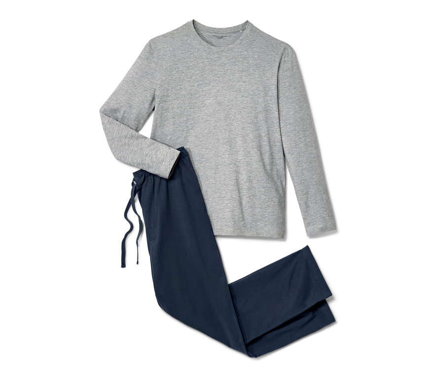 Szürke hosszú ujjú felső és kék pizsama alsó.