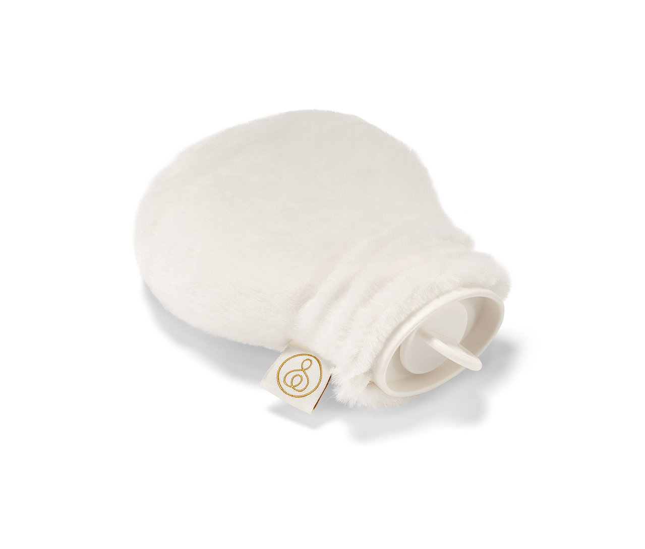 Egy mini melegvizes palack fehér plüss huzattal fekszik fehér háttéren.