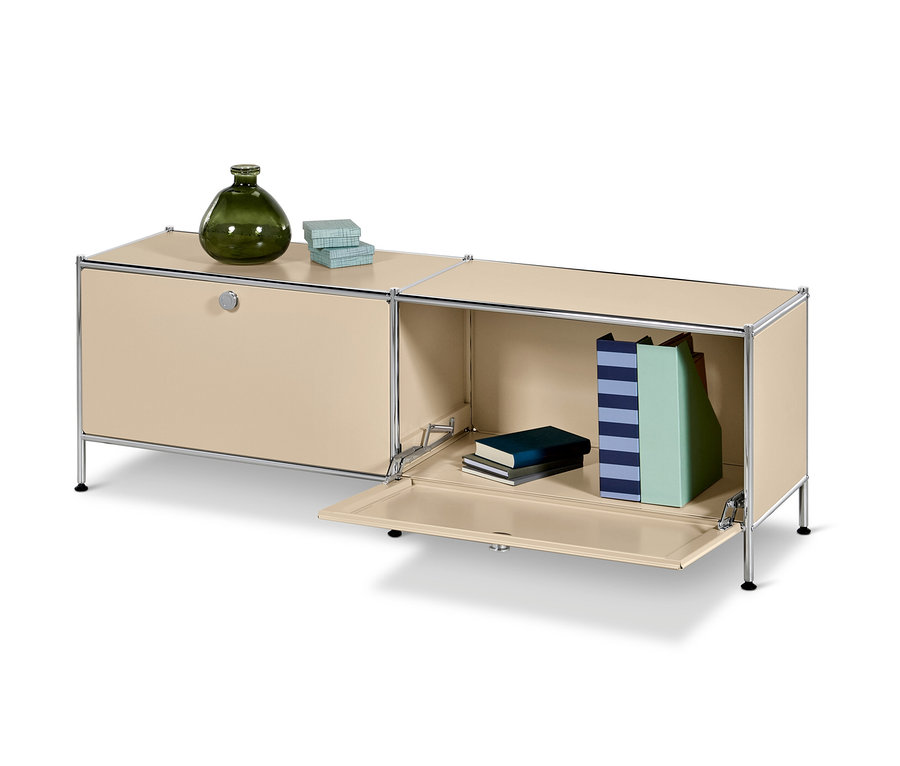 Egy bézs színű »CN3« fém komód látható 2 lenyíló ajtóval, melyből az egyik nyitva van.