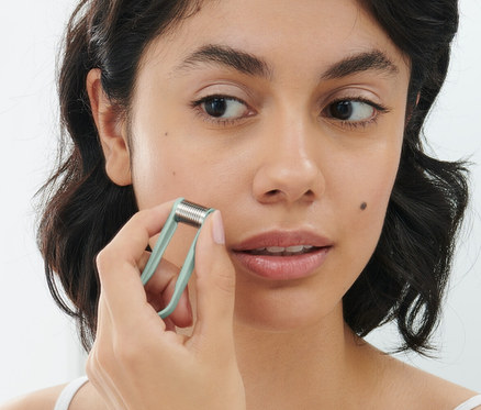 Nő használ 2 manuális mini arcepilátort.