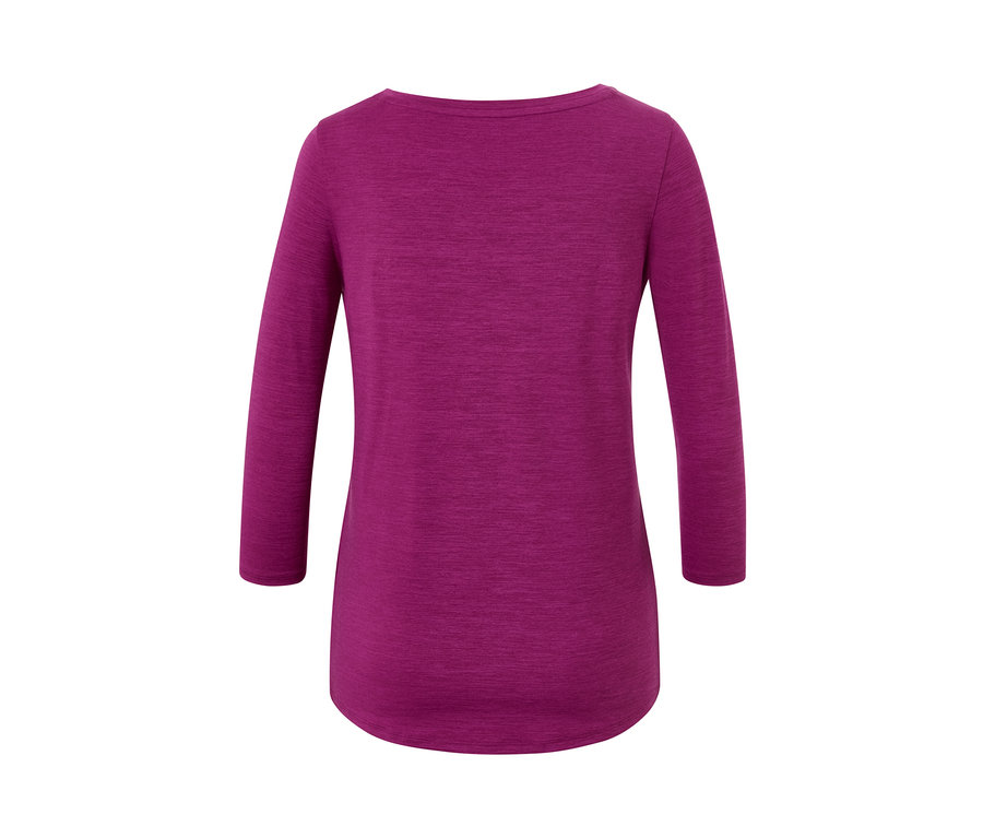 Egy rózsaszín, háromnegyedes ujjú funkcionális felső részletfotója.