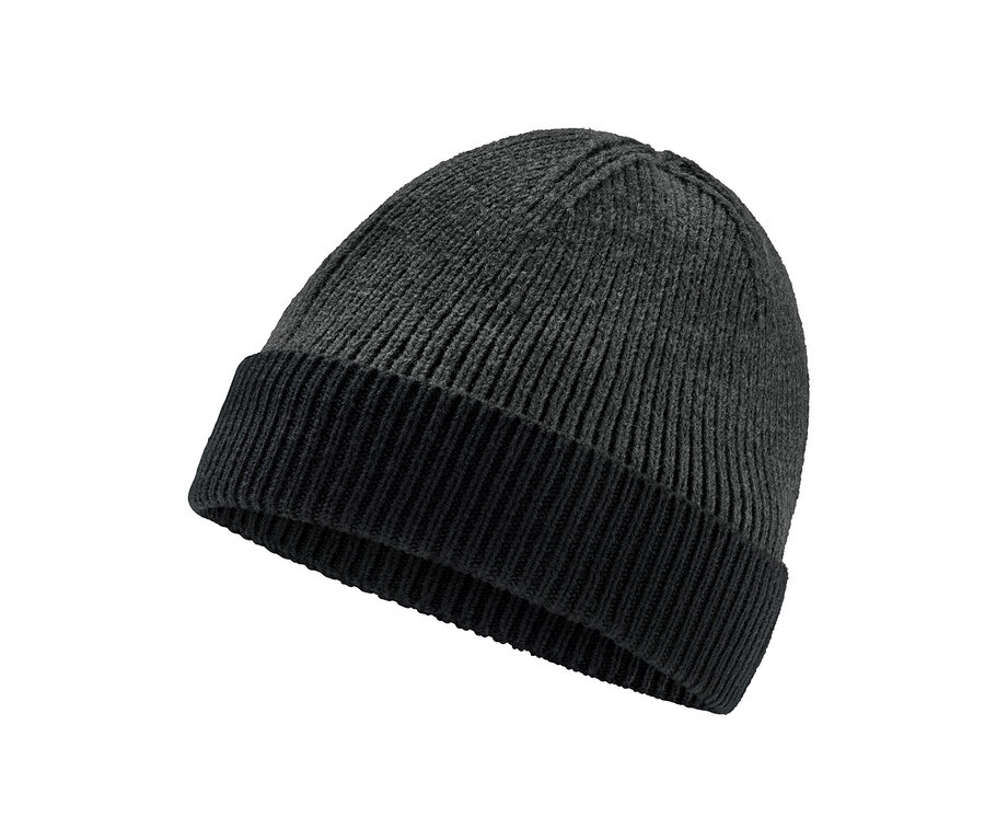 Közeli kép egy kötött sapkáról.