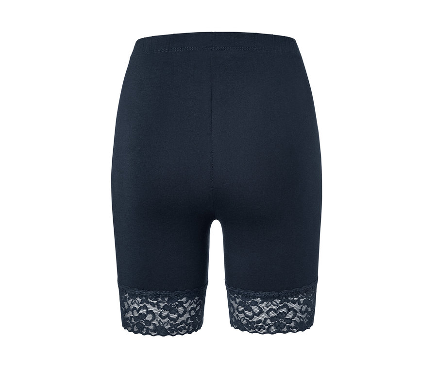 Közeli kép egy sötétkék, csipkés női biciklisnadrág hátuljáról.