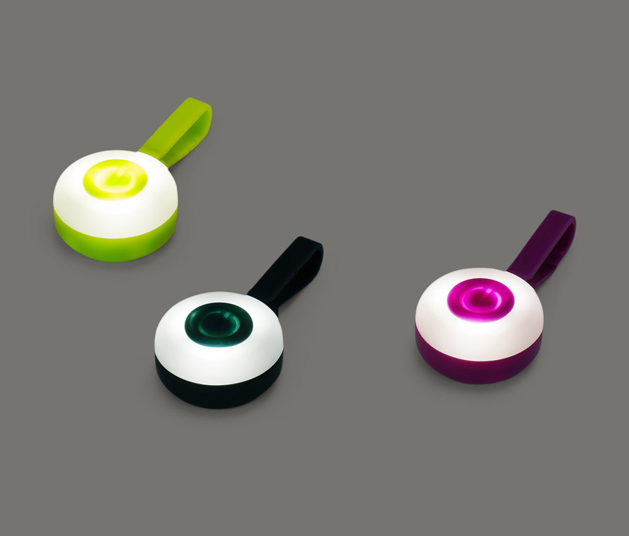 Három különböző színű LED-es lámpa fekszik szürke háttéren.