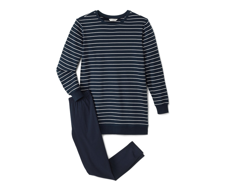 Egy sötétkék, csíkos női pizsama leggingszel fehér háttéren.