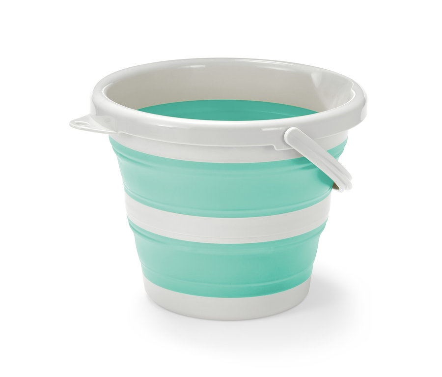 Egy türkiz színű, fehér csíkos és fehér szegélyű összehajtható vödör.