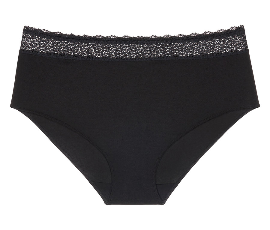 Fekete bugyi csipkével a derékrészen.