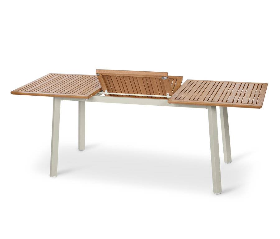 Egy részben kihúzott »Liska« kerti asztal fa asztallappal és világos lábakkal.