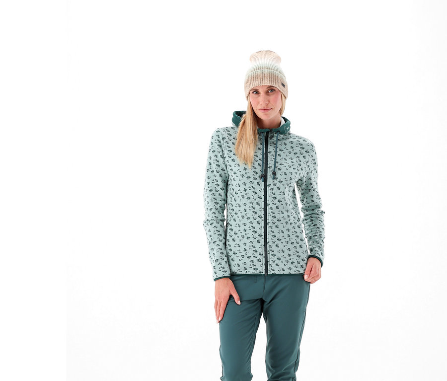 Nő visel CMP kabátot.