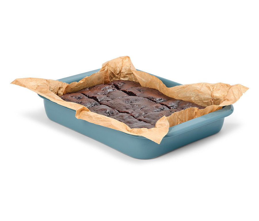 Csokoládés brownie kék sütőformában sütőpapírral.