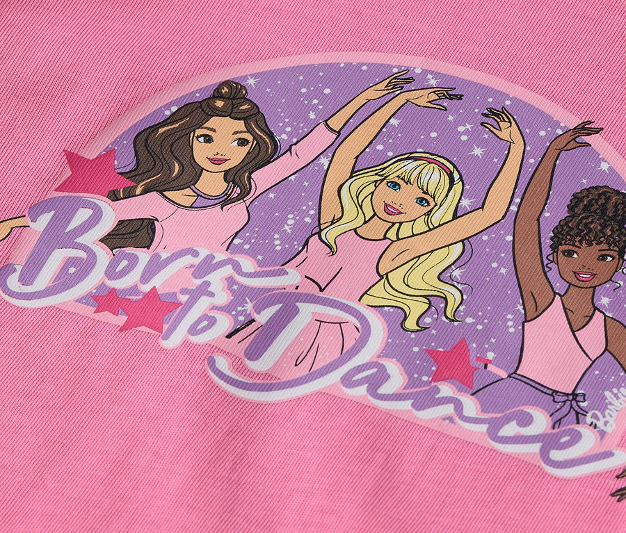Rózsaszín háttéren három Barbie figura illusztrációja balettpozícióban, a "Born to Dance" felirattal.
