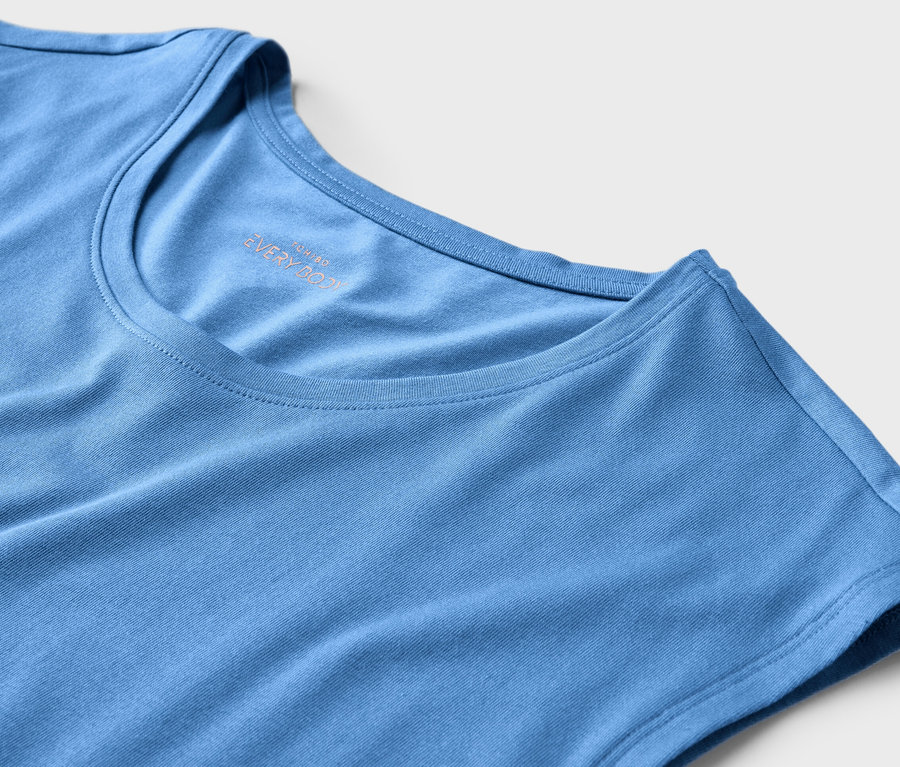 Egy kék hálóing részlete.