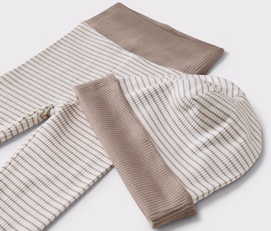 Csíkos baba leggings és sapka a háromrészes együttes kisgyerekeknek szettből.