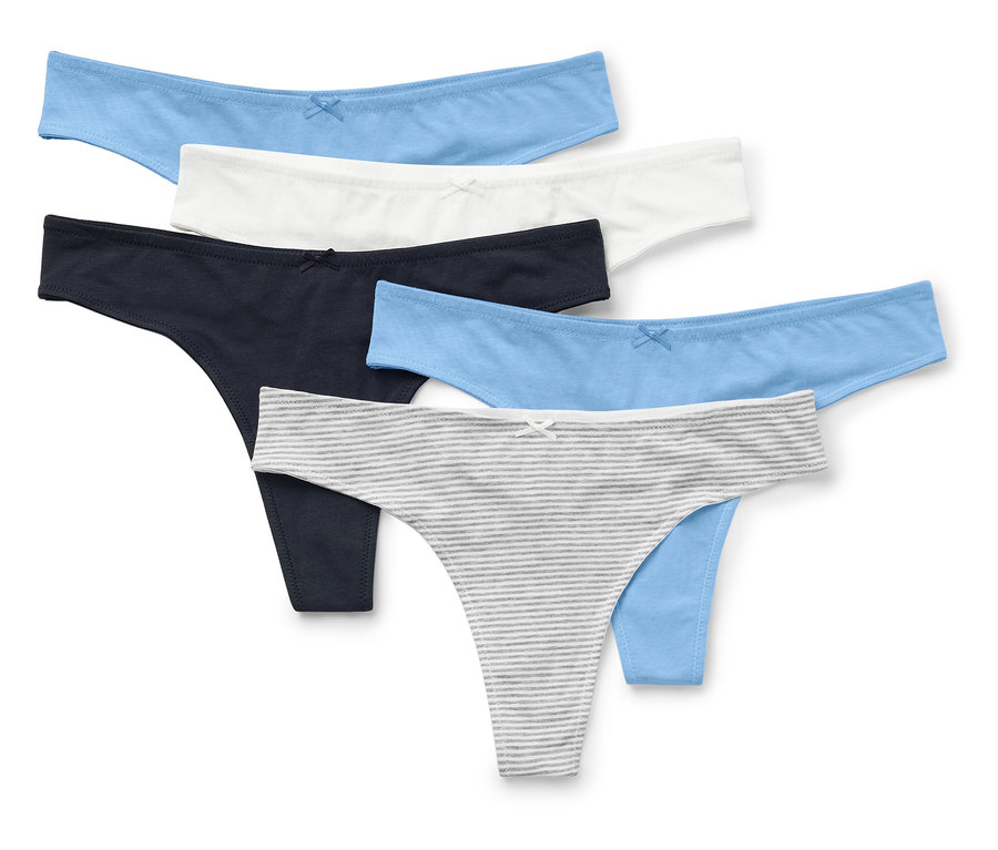 Öt női tanga kék, fehér, sötétkék és szürke-fehér csíkos színben, egymáson fekve.