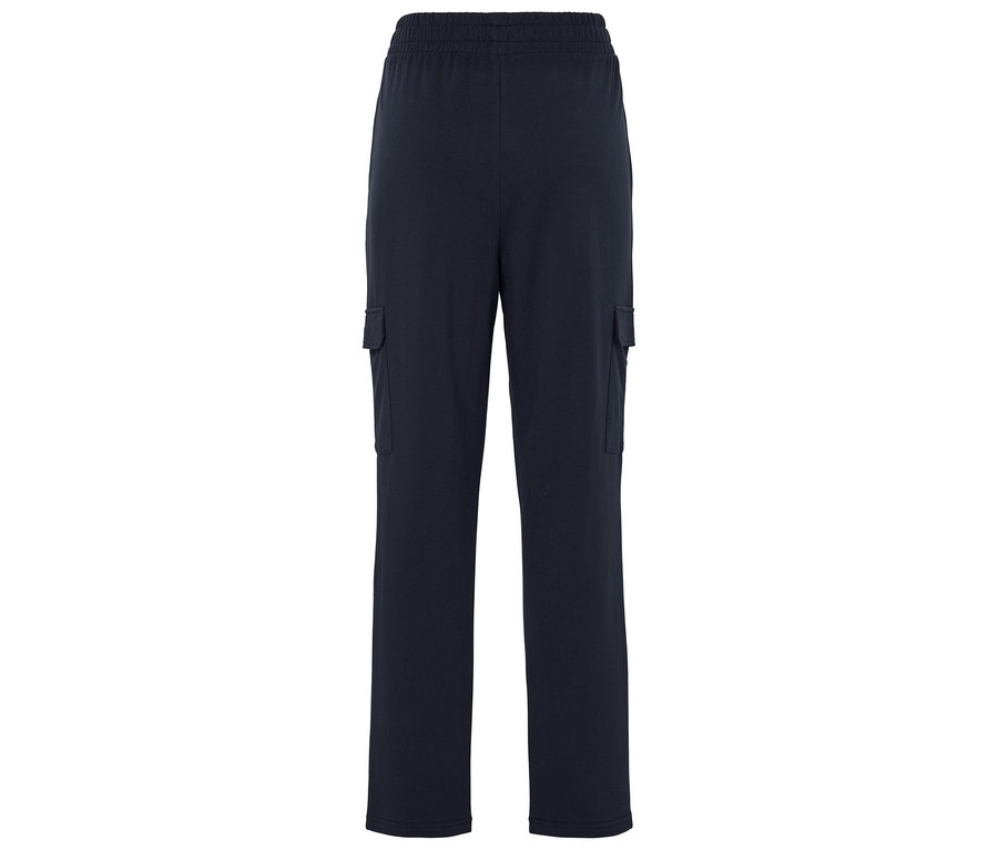 Egy sötétkék nadrág gumis derékpánttal és a combokon felvarrt zsebekkel.