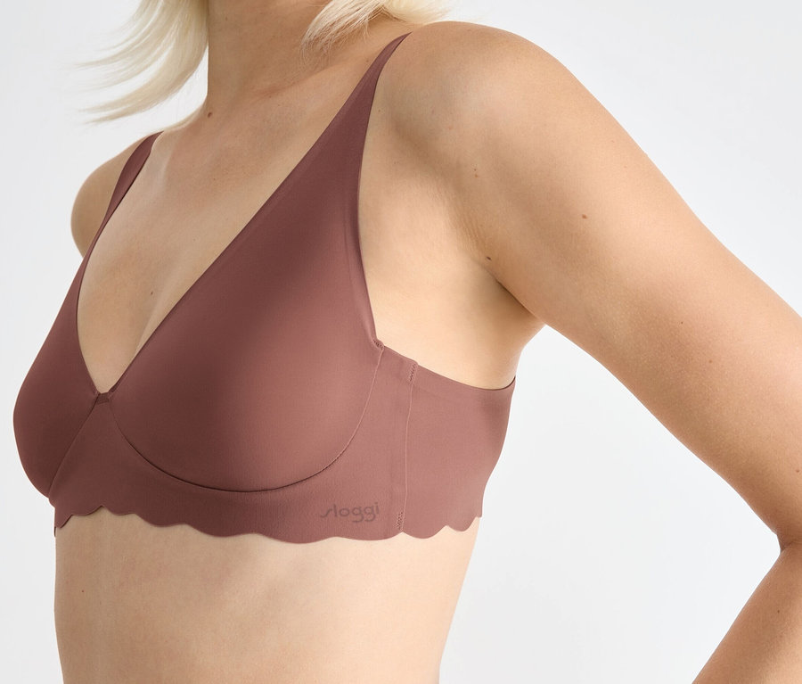 Oldalnézet egy nőről, aki sloggi ZERO Microfibre 2.0 puha melltartót visel.