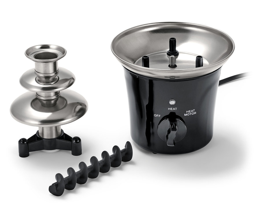 Csokoládé szökőkút ezüst szintekkel és fekete alappal, mellette egy fekete spirál.