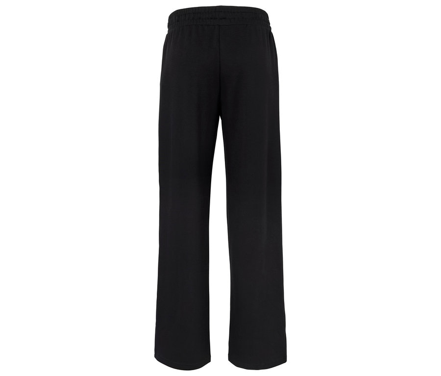 Fekete, bő szárú nadrág fehér háttérrel.